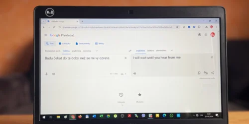 Fotografie obrazovky notebooku s otevřeným Google překladačem (Google Translator) s jednoduchou větou na překlad zobrazující chyby v překladu | Autor: Jiří Samuel | Pro článek: Jak kvalitní je Google překladač? | Pro web: radyzezivota.cz
